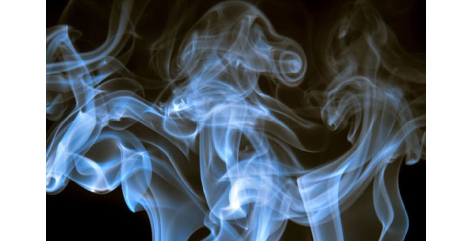 Νέα έρευνα διαλύει τους… μύθους: «Το άτμισμα κάνει το κάπνισμα λιγότερο ενδιαφέρον για τους μη καπνιστές»